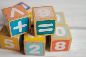 cubos de bloco de madeira de número para aprender matemática, conceito de matemática educacional. foto