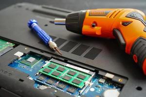 reparação e atualização da placa-mãe do circuito de notebook, eletrônica, hardware de computador e conceito de tecnologia. foto