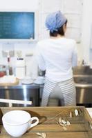 funcionários do café feminino lavando pratos foto