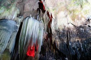 estalactites na caverna khao bin em ratchaburi, tailândia. foto