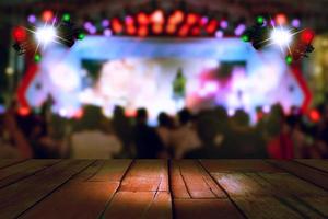 iluminação de concerto turva e bokeh no palco com piso de madeira foto