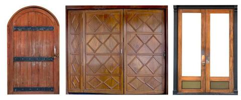 porta de madeira marrom isolada no fundo branco foto