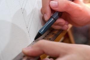 mão segurando régua e lápis tipo embreagem com fundo de tela