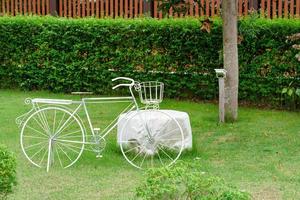 bicicleta branca com grama verde no jardim foto