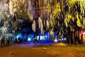 caverna de khao bin em ratchaburi, tailândia. foto