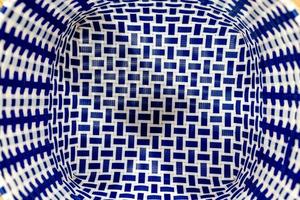 cesta de tecido de plástico azul branco texturizado foto