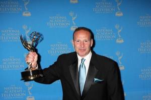 los angeles, 17 de junho - mark teschner chega aos prêmios emmy criativos diurnos de 2012 no hotel westin bonaventure em 17 de junho de 2012 em los angeles, ca foto