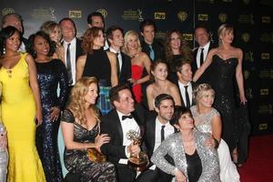 los angeles, 26 de abril - jovem e inquieto, melhor drama nos prêmios emmy diurnos de 2015 no estúdio Warner Brothers em 26 de abril de 2015 em los angeles, ca foto