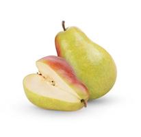 peras maduras e frutas meia pera isoladas no fundo branco foto