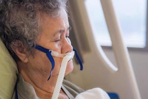 paciente idosa com doença pulmonar e recebendo oxigênio para tratamento foto