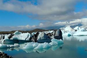 iceberg azul claro brilhante flutuando no lago jokulsarlon água fria azul na islândia 51 foto