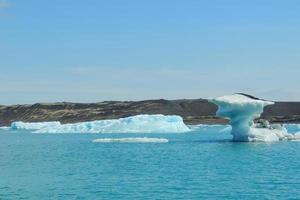 iceberg azul claro brilhante flutuando no lago jokulsarlon água fria azul na islândia 43 foto