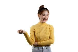 retrato de uma linda mulher asiática em uma camisa amarela em pé com um sorriso feliz no rosto. conceito de retrato usado para propaganda e sinalização, isolado sobre o fundo em branco, copie o espaço. foto