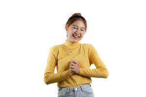 retrato de uma linda mulher asiática vestindo uma camisa amarela em pé sorrindo. conceito de retrato usado para propaganda e sinalização, isolado sobre o fundo em branco, copie o espaço. foto