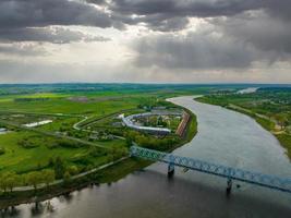 bela vista panorâmica aérea da cidade de daugavpils foto