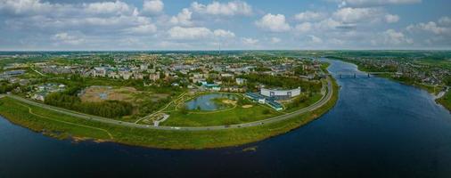 bela vista panorâmica aérea da cidade de daugavpils foto