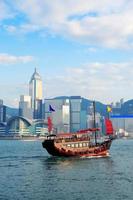 horizonte de hong kong com barcos foto