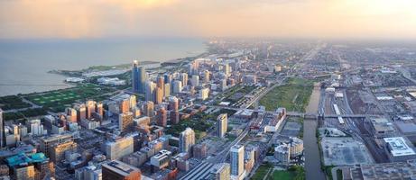 skyline de chicago ao pôr do sol foto