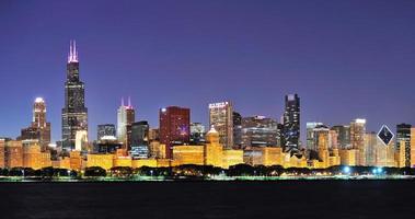 panorama da noite de chicago foto