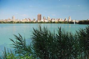 skyline de manhattan da cidade de nova york com lago central foto
