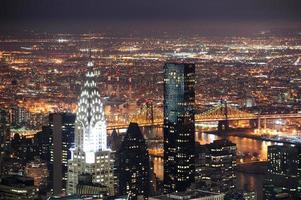 chrysler construindo em manhattan nova york city à noite foto