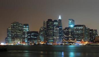 panorama da cena noturna de manhattan nova york foto