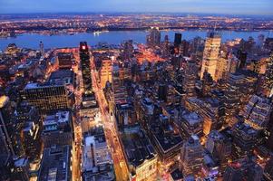 vista aérea do horizonte de manhattan cidade de nova york ao entardecer foto