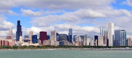 horizonte de chicago sobre o lago michigan foto