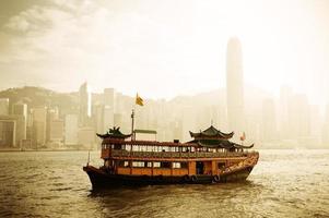 horizonte de hong kong com barcos foto