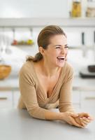 retrato de dona de casa jovem sorridente na cozinha moderna
