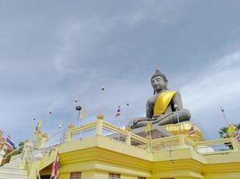 cenário, Buda sentado no fundo do céu azul foto