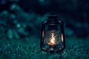 lâmpada de querosene antiga na grama na floresta no foco night.soft. foto