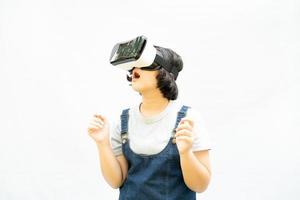 as meninas asiáticas estão empolgadas com a experiência de realidade virtual sozinha em branco, educação on-line, educação, gadgets, tecnologia e conceitos de videogame. foto