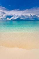 conceito de céu de areia do mar, nuvens de cores do sol, horizonte, banner de fundo horizontal. paisagem de natureza inspiradora, belas cores, cenário maravilhoso de praia tropical. pôr do sol na praia, férias de verão foto