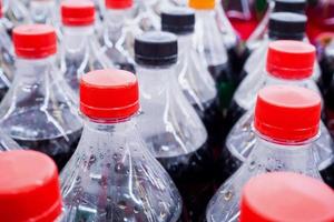 garrafas de refrigerantes carbonatados close-up foto