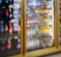 prateleiras de geladeira de supermercado com produtos de bebidas foto