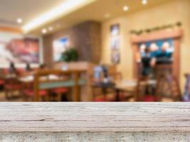 mesa de madeira com restaurante blur, photo estilo vintage foto