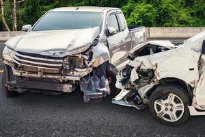 acidente de acidente de carro na estrada foto