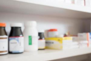 close-up de frascos de remédios nas prateleiras de medicamentos na farmácia foto