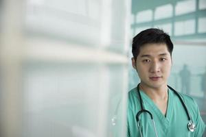retrato de cirurgião masculino asiático.