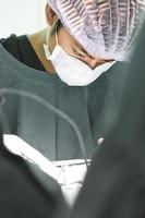 cirurgia veterinária na sala de operação foto
