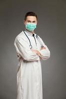 médico masculino em uma máscara cirúrgica