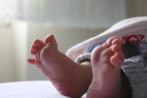 pés do bebê recém-nascido