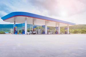 posto de gasolina com nuvens no céu e luz do sol foto