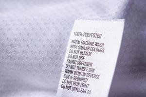 etiqueta de roupa de tecido de poliéster com instruções de lavanderia foto