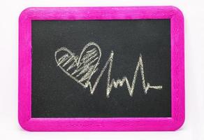 sinal de batimento cardíaco, coração de amor em um quadro-negro foto