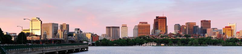 panorama do pôr do sol de boston com ponte foto