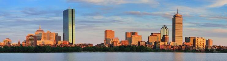 panorama do pôr do sol de boston sobre o rio foto