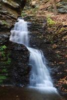 cachoeira de montanha de outono foto