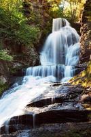 cachoeira na montanha foto